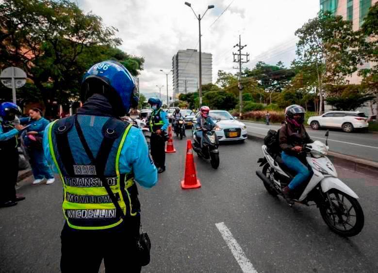 Si no cumple la medida de pico y placa, lo pueden sancionar en cualquier municipio del Valle de Aburrá. FOTO EL COLOMBIANO