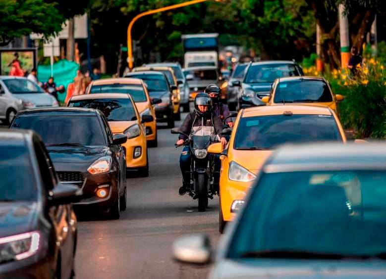 Recuerde que solo estará exento de la medida si utiliza vehículo híbrido y lo registró debidamente. FOTO: EL COLOMBIANO