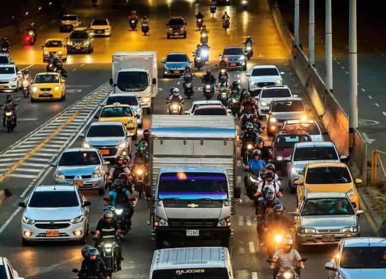 Los conductores que no cumplan con el pico y placa se enfrentarán a una multa equivalente a 15 salarios mínimos diarios legales vigentes. FOTO: Camilo Suarez Echeverry