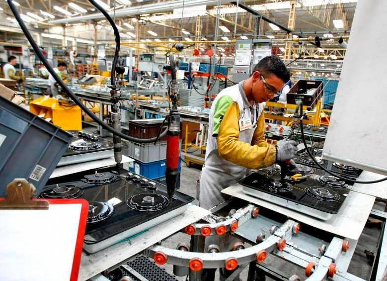 La prima de servicios es una prestación social obligatoria en Colombia que se paga como reconocimiento al aporte del trabajador al crecimiento de la empresa, equivalente a 15 días de salario por semestre laborado y se entrega en junio y diciembre.