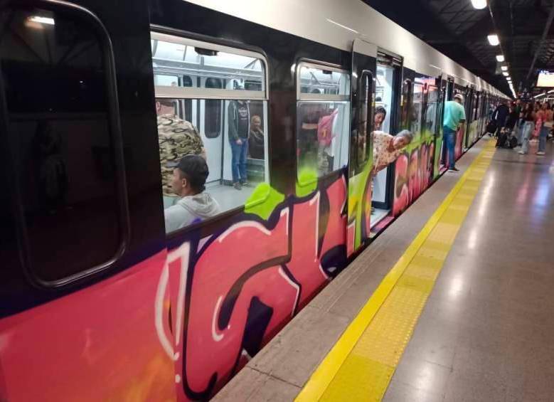 Así fue rayado en septiembre de 2022 el tren que fue vandalizado en la estación Caribe. FOTO: Imagen de archivo