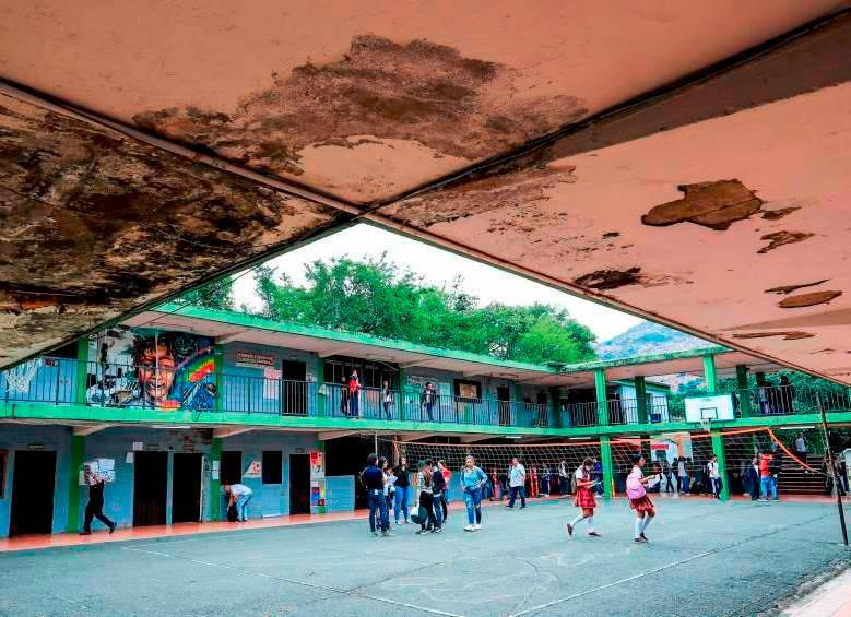 Algunos colegios en mal estado agravan su deterioro porque sus directivos no tienen presupuesto para hacer reparaciones. FOTO EL COLOMBIANO
