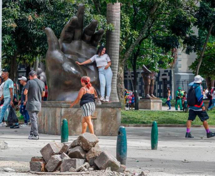 El ingreso a la Plaza quedó supeditado a la subjetividad de la policía y funcionarios de Espacio Público. FOTO MANUEL SALDARRIAGA