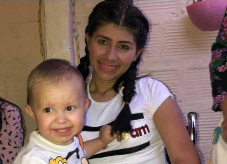 Katy Acevedo, madre afectada por un accidente de tránsito, junto a su bebé. FOTO: Cortesía