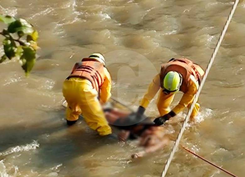 Este fue el momento de la recuperación del cuerpo por parte de los bomberos. FOTO: CORTESÍA