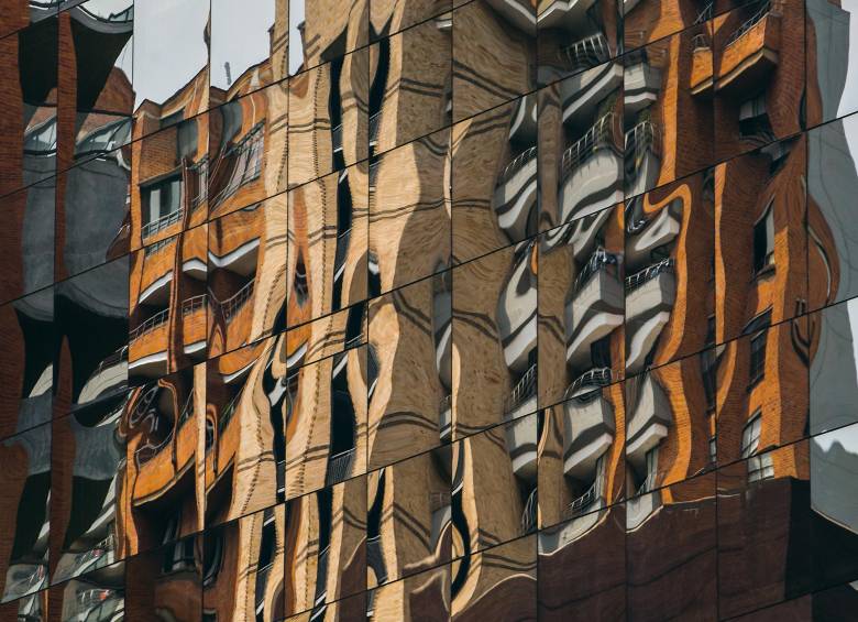 Reflejos en edificios de Medellín. Una ciudad que crece hacia arriba como símbolo de modernidad y progreso, pero que enfrenta el desafío de crecer también en equidad. FOTO: Jaime Pérez. 