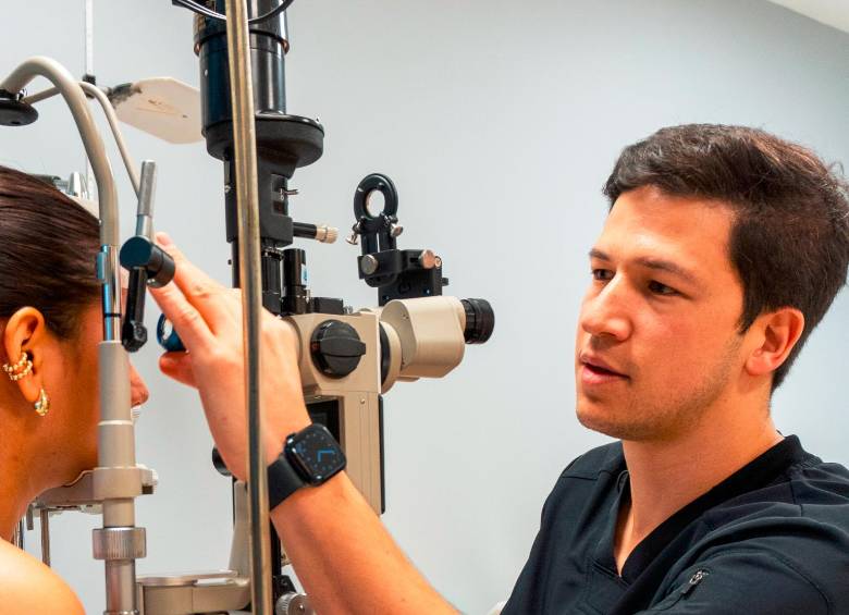 El oftalmólogo Martín Orrego Vélez, de la Clinica de Oftalmología Sandiego, es experto en cirugía refractiva y la recomienda por sus excelentes resultados. FOTO: CORTESÍA