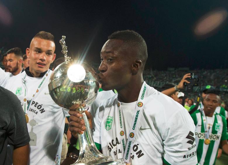 Marlos Moreno besando el trofeo de la Copa Libertadores de 2016. FOTO JUAN ANTONIO SÁNCHEZ