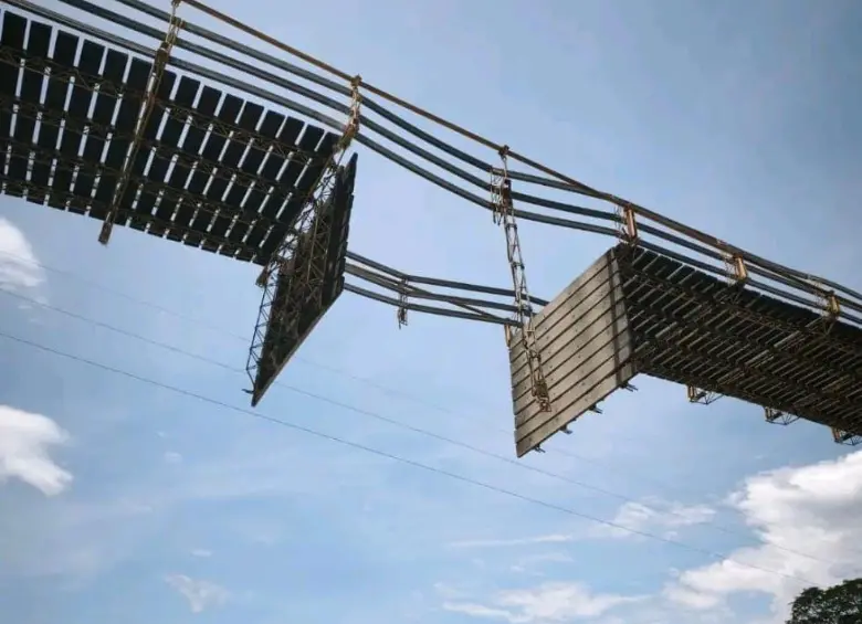 El colapso de un tramo del puente habría dejado tres heridos. FOTO: cortesía.