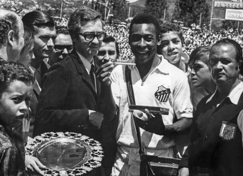 El 6 de marzo de 1960, Pelé jugo en el Atanasio Girardot en un partido que enfrentó a Santos vs Independiente Medellín. Foto El Colombiano 