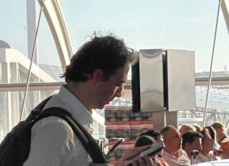 Las fotografías del alcalde Daniel Quintero en el aeropuerto del extranjero fue compartida en redes sociales. FOTO Cortesía