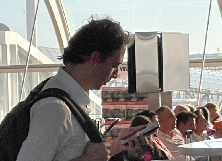 Quintero no contó de su viaje, pero en redes, el viernes, pusieron a circular la imagen suya en el aeropuerto Charles de Gaulle, de París. FOTO cortesía