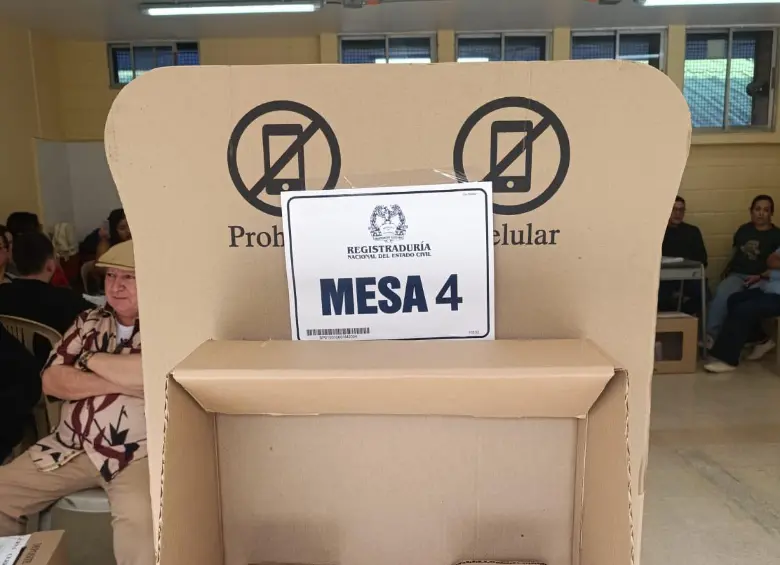 Puesto de votación en el colegio José Antonio Galan en Manrique.