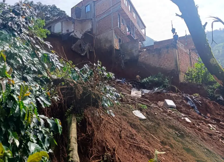 “La gente gritaba y empezaron a salir de las casas”: van 180 personas evacuadas por movimiento en masa en Villatina, Medellín