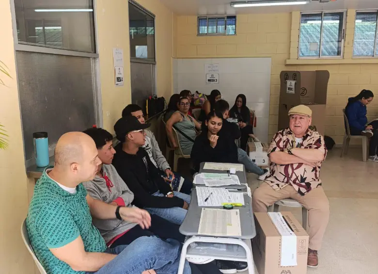 Puesto de votación en el colegio José Antonio Galan en Manrique.
