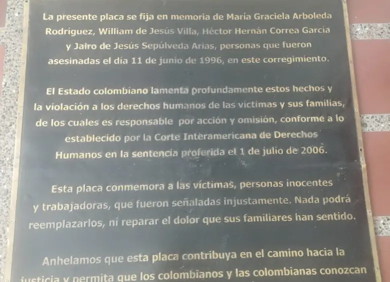 Esta es la placa conmemorativa que habría generado la molestia del grupo armado. FOTO: Cortesía