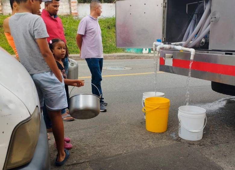 Con carrotanques, EPM atendió a sectores que estuvieron sin agua entre domingo y la madrugada del lunes, en el valle de Aburrá. FOTO: CORTESÍA