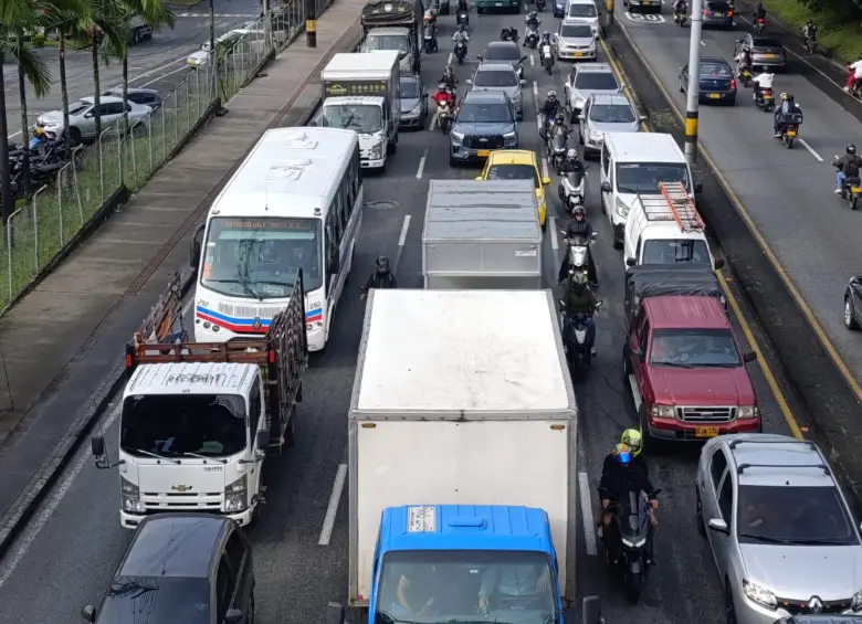 El trancón ya se extiende a zonas de la Autopista Norte como el sector de Tricentenario. FOTO: EL COLOMBIANO