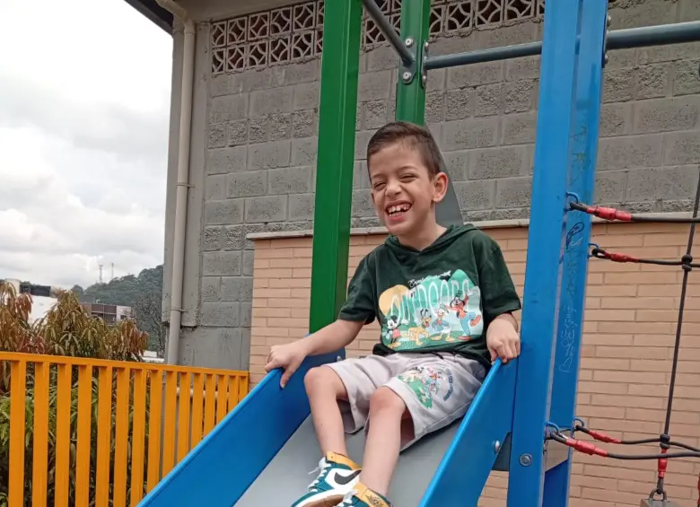 Emiliano tiene 8 años y fue diganosticado con la enfermedad cuando tenía 14 meses. Las fotos se publican con autorización de los padres. 