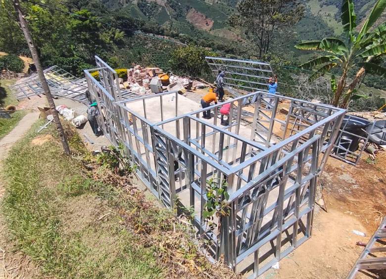 Construcción de la nueva vivienda de doña Luz en el Alto de Los Jaramillo. FOTO: Cortesía.