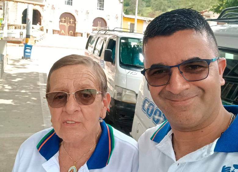 Blanca ‘La Mona’ junto a uno de sus compañeros de la empresa Cootrayal en el parque de Angostura. Foto: cortesía