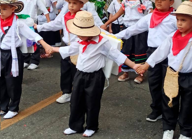 Los niños, ataviados con sus silletas marcharon por las principales calles de este barrio del occidente de la ciudad. FOTO Cortesía