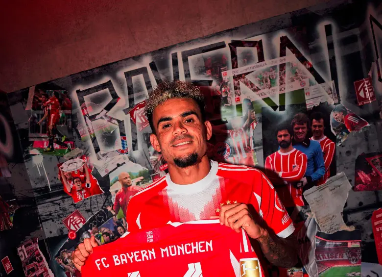 Luis Díaz presentando la camiseta que portará en el Bayern de Múnich. FOTO BAYERN MUNICH