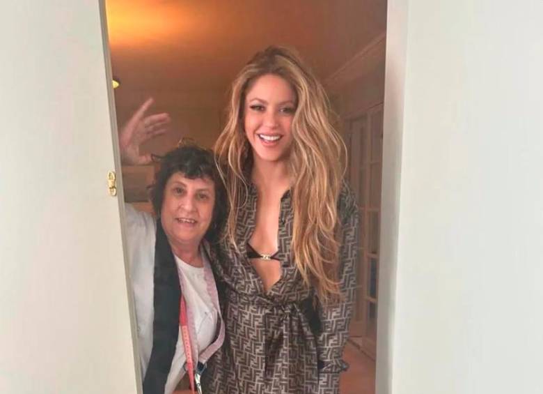 Shakira y su modista en Barcelona, Bego. Foto Instagram Shakira. 