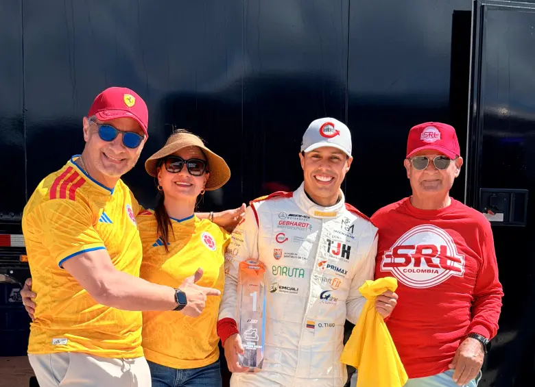 Tunjo junto a sus padres y su hermano. FOTO: CORTESÍA