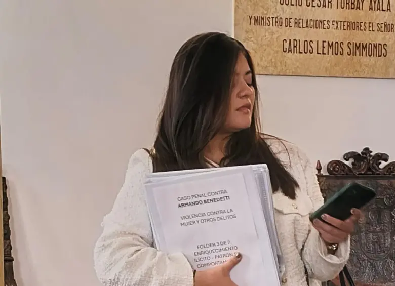 Laura Sarabia declarará contra Benedetti en sus casos: llevará 7 carpetas a la Fiscalía