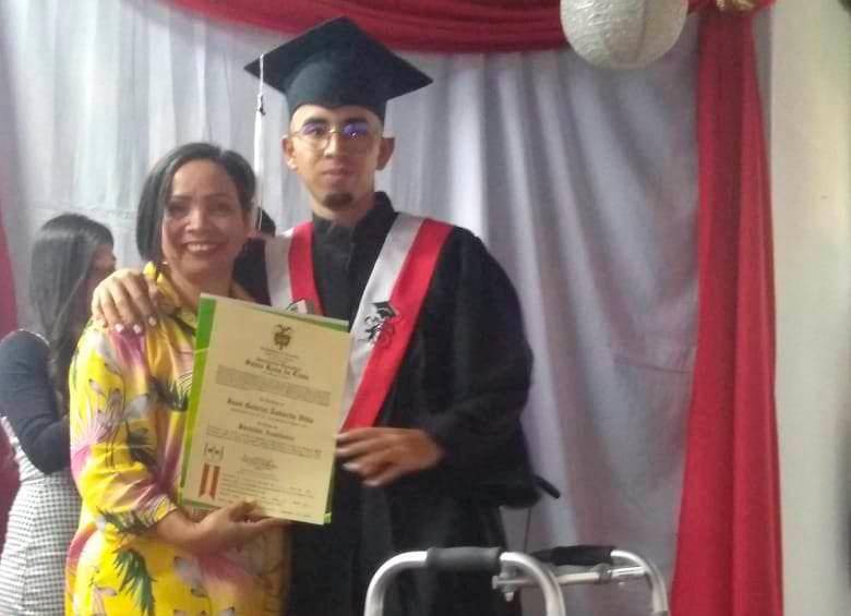Tras recibir su diploma de parte de una de sus profesoras (derecha), Juan Gabriel se tomó fotos con su madre y su padre (izquierda) y luego compartió con las familias de ambos. FOTOs cortesía