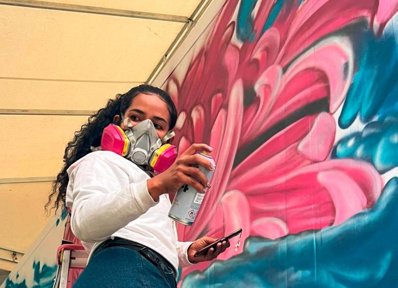 La Crespa es profesora de grafiti en Casa Kolacho, un colectivo cultural de la comuna 13 de Medellín. Foto: Cortesía.
