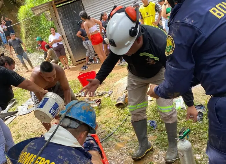 Organismos de socorro atendiendo la emergencia de l<b>a mina en la vereda Las Delicias. Foto: redes de Montevisión Tu Canal</b>