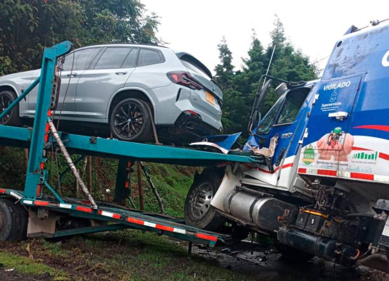 Este fue el tercer accidente, que implicó al camión recolector con el tractocamión niñera. FOTO: CORTESÍA DENUNCIAS ANTIOQUIA