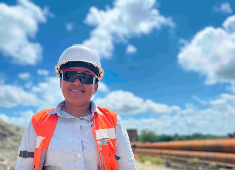 En la foto, Marileza Mosquera, una de las beneficiarias de formación y acceso al empleo, a través del Servicio de Empleo Comfama, y quien actualmente trabaja para Cotema, empresa que construye la obra de Puerto Antioquia. FOTO: CORTESÍA