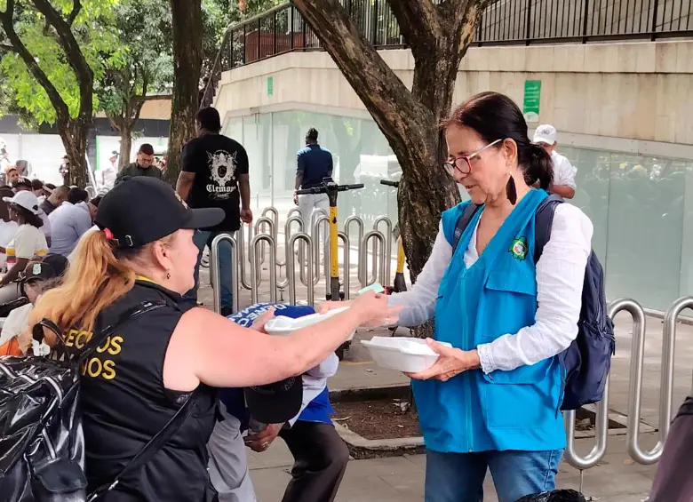 Repartiendo almuerzos y presunta citación a personal Sena y sindicatos: así se llevó a cabo la marcha del 1.° de mayo en Medellín