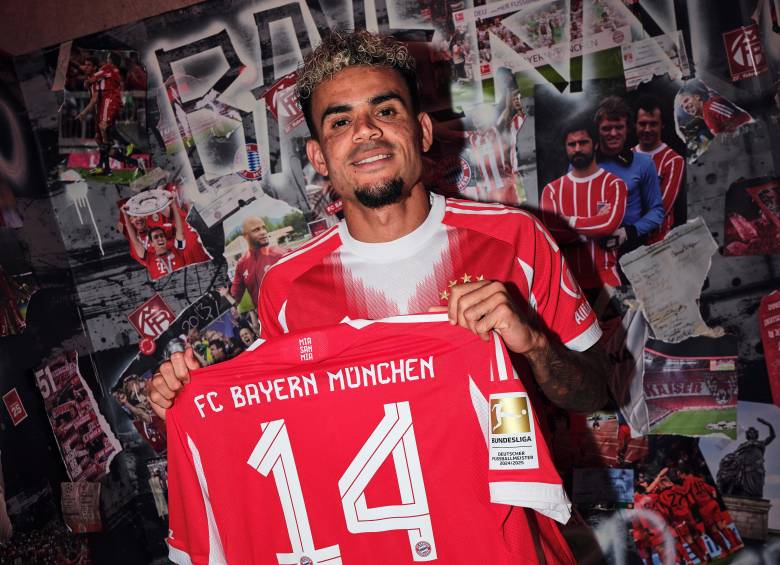 Luis Díaz mostrando el dorsal 14 que le entregaron en el Bayern de Múnich. FOTO: GETTY