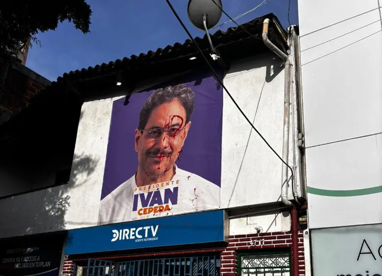 Con pintura roja, vandalizaron la recién inaugurada sede de campaña de Iván Cepeda en Medellín, afectando también a locales comerciales y viviendas vecinas. FOTO: X de Ariel Ávila (@ArielAnaliza)