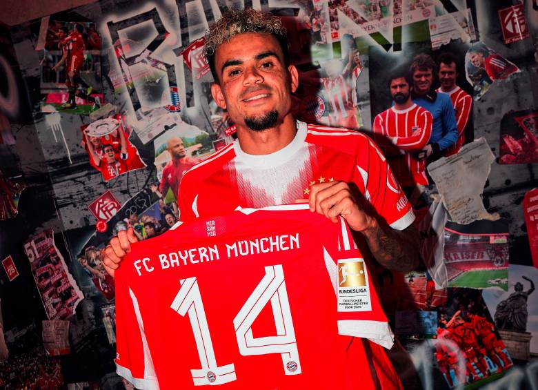 Luis Díaz mostrando el dorsal 14 que le entregaron en el Bayern de Múnich. FOTO @FCBayern