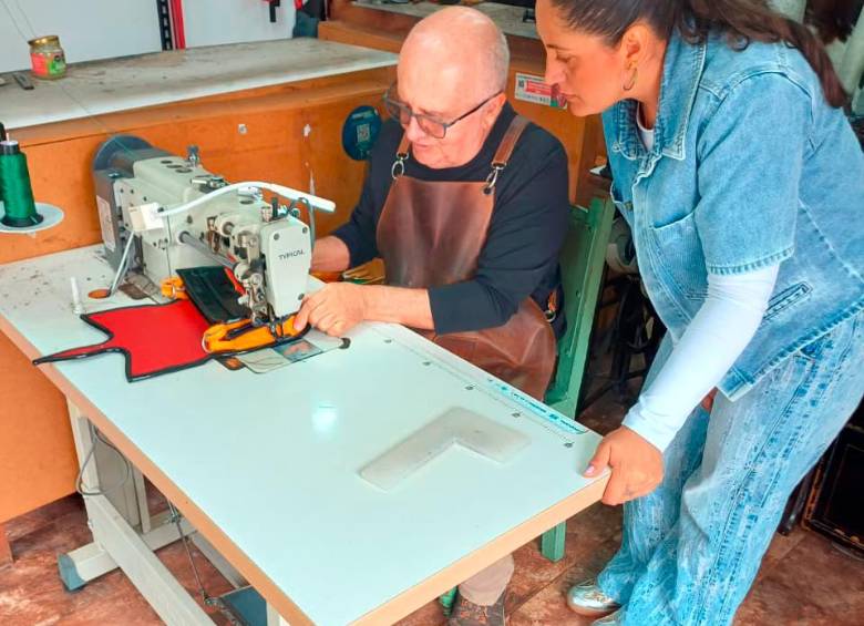 Rubén Darío Agudelo Bermúdez y sus hijas lideraron este proyecto para revivir este carriel. FOTO JULIO CÉSAR HERRERA