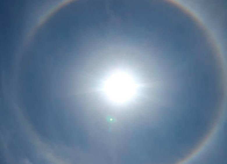 Este es el círculo que se observó al rededor del Sol en Bogotá y otras regiones del país. FOTO: TOMADA DE TWITTER @IDEAMColombia