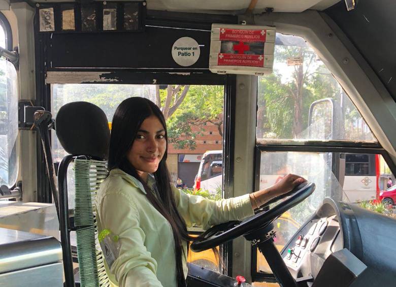 Vanessa García Grajales trabaja en los alimentadores del Metro de Medellín. FOTO: EL COLOMBIANO