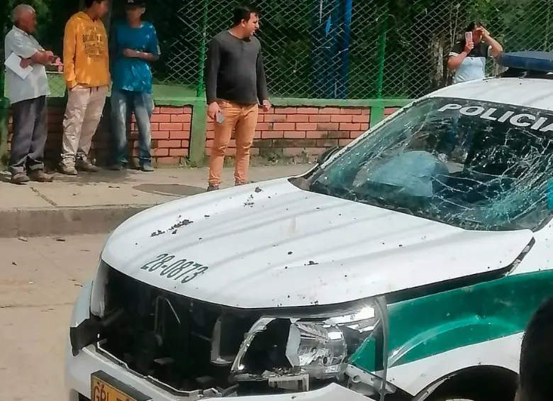 Así quedó la patrulla policial, tras el ataque con explosivos en Rosas, Cauca. FOTO: CORTESÍA.