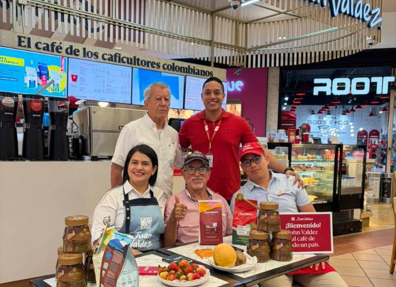 Don Ángel Miguel Balaguera, conocido como “John Valdez”, se volvió viral con su puesto de café móvil y terminó siendo el protagonista de la campaña #BuscandoAJohnValdez de @JuanValdezCafe, que lo encontró, le rindió un homenaje y le regaló una scooter eléctrica. FOTO: Juan Valdez.