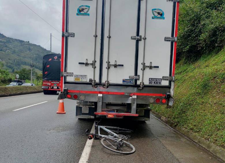 Este fue el camión contra el que se estrelló Cristian Vélez. FOTO CORTESÍA