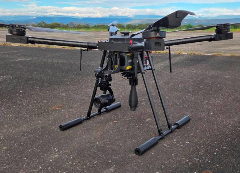 Este es el Dron de Reconocimiento y Ataque Guiado para Operaciones Militares (DRAGOM), fabricado en Colombia. FOTO: CORTESÍA DE MINDEFENSA.