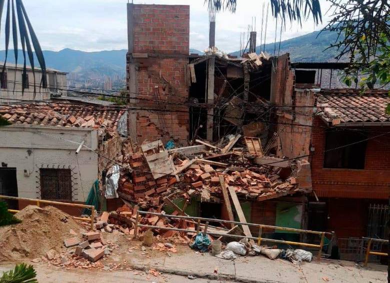 Aspecto de la construcción que se vino abajo este viernes en el barrio Berlín de Medellín. FOTO: Cortesía Santa Cruz Comunica