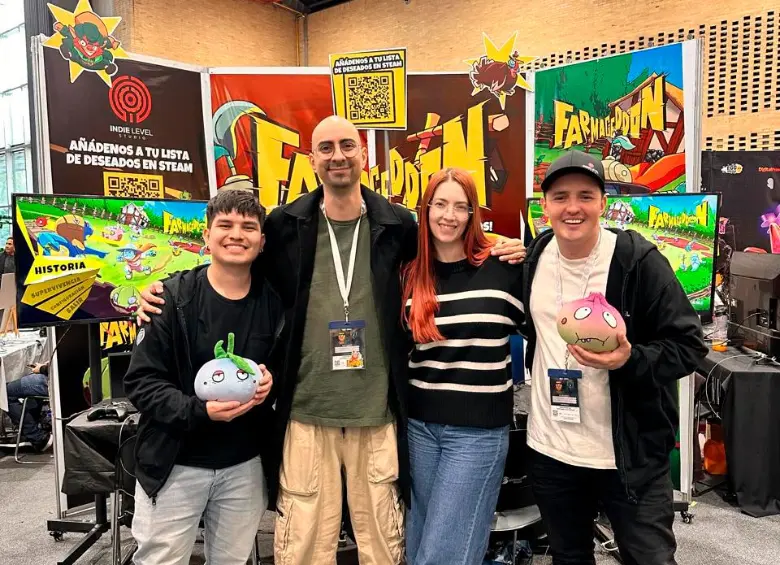 En la foto (de izquierda a derecha): Kevin, parradesarrollador principal de Indie Leve Studio; Mauricio Betancourt Hurtado, director creativo; Sara Giraldo, CEO de Indie Level Studio; Juan lopera, director comercial. FOTO CORTESÍA. 