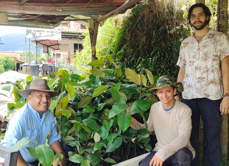 Jairo Segovia (izq.), director de Bioamazonía tras su viaje desde el Putumayo. Al centro, Edison Blandón y a la derecha el biólogo David Gómez. FOTO: Cortesía.