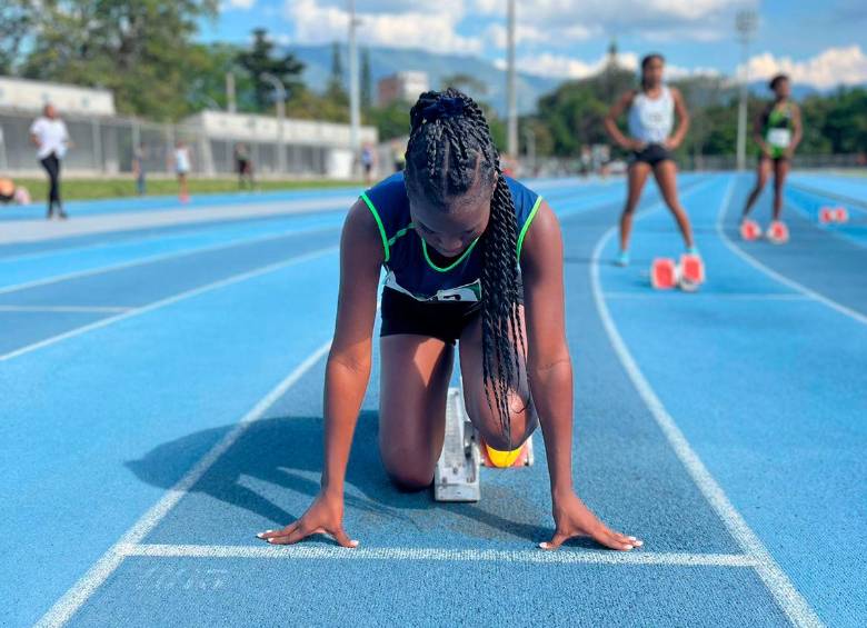  María Camila Maturana ganó medalla de plata en 100 metros planos del Campeonato Suramericano de Atletismo Sub-20 con tan solo 17 años. 